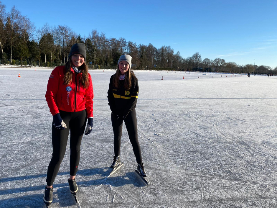 Tessa en Damita op de ijsbaan in Eemnes